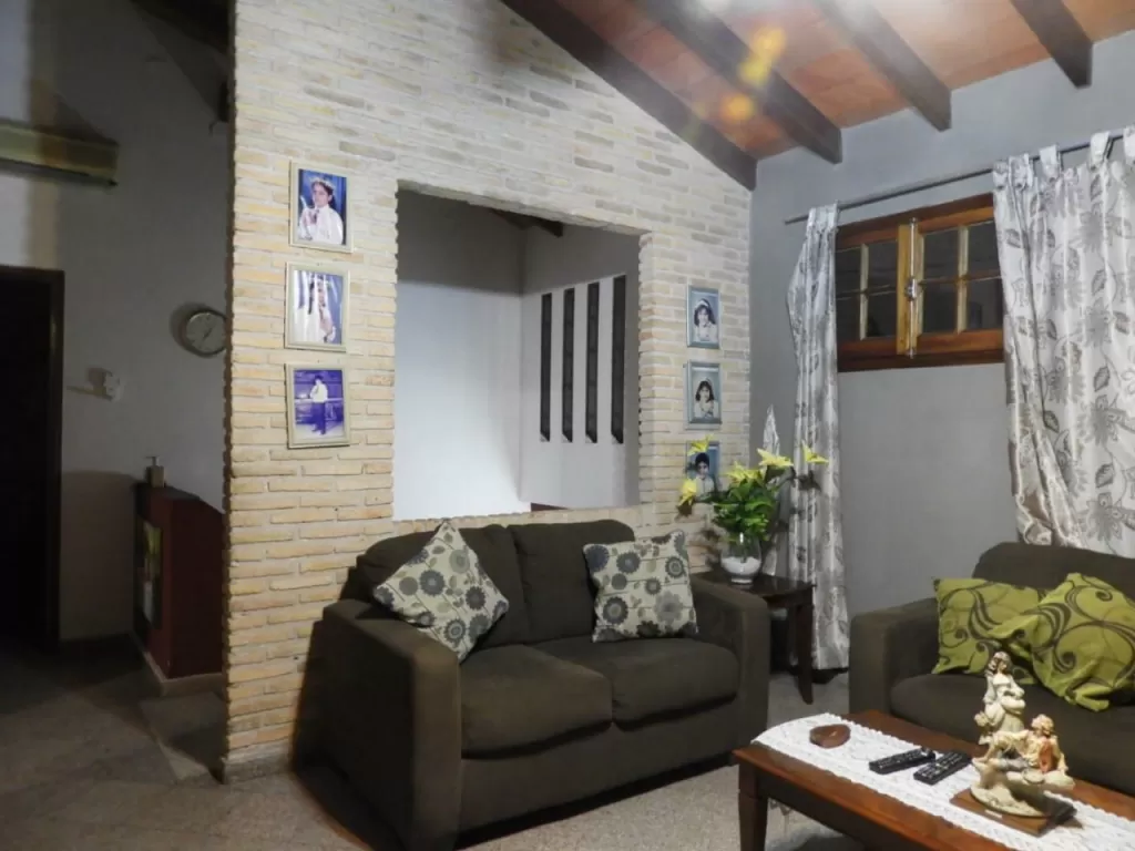 Vendo amplia casa en barrio Mariscal Esigarribia — foto 2