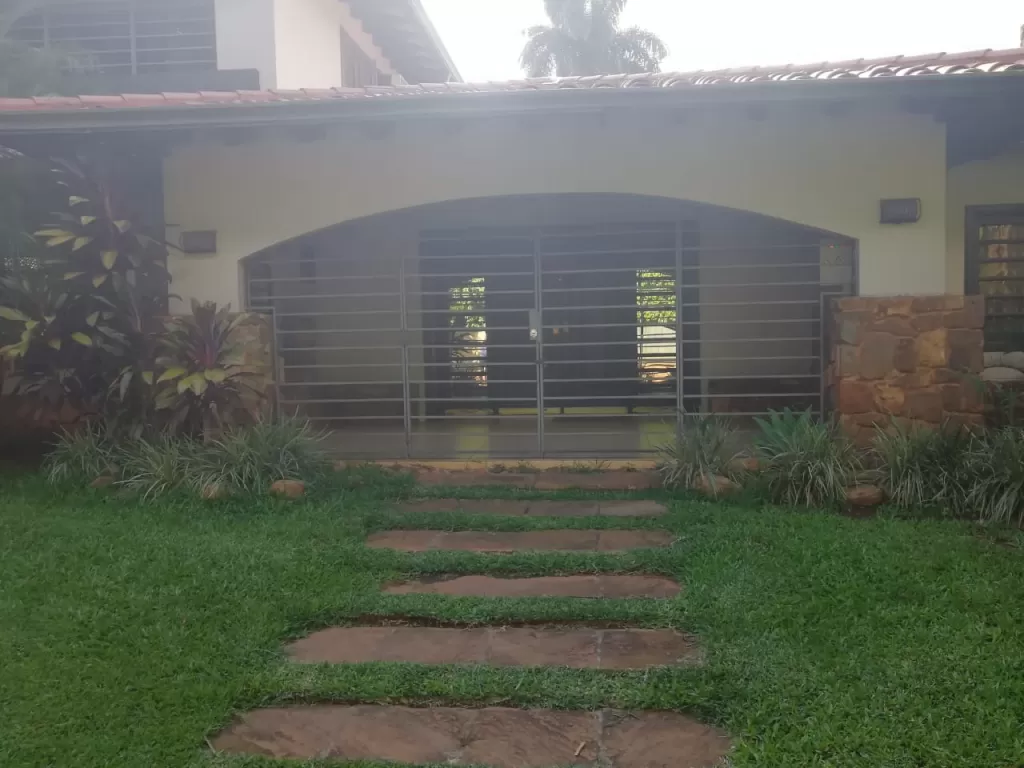 Z SHOPPING DEL SOL: CONFORTABLE RESIDENCIA, TRES DORMITORIOS, GRAN JARDÍN, PISCINA. — foto 2