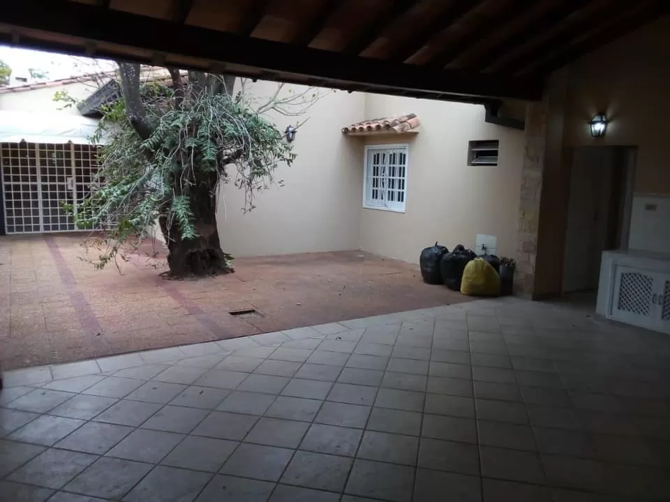VENDO CASA CON EXCLUSIVA UBICACIÓN EN ASUNCION. Y5412. — foto 2