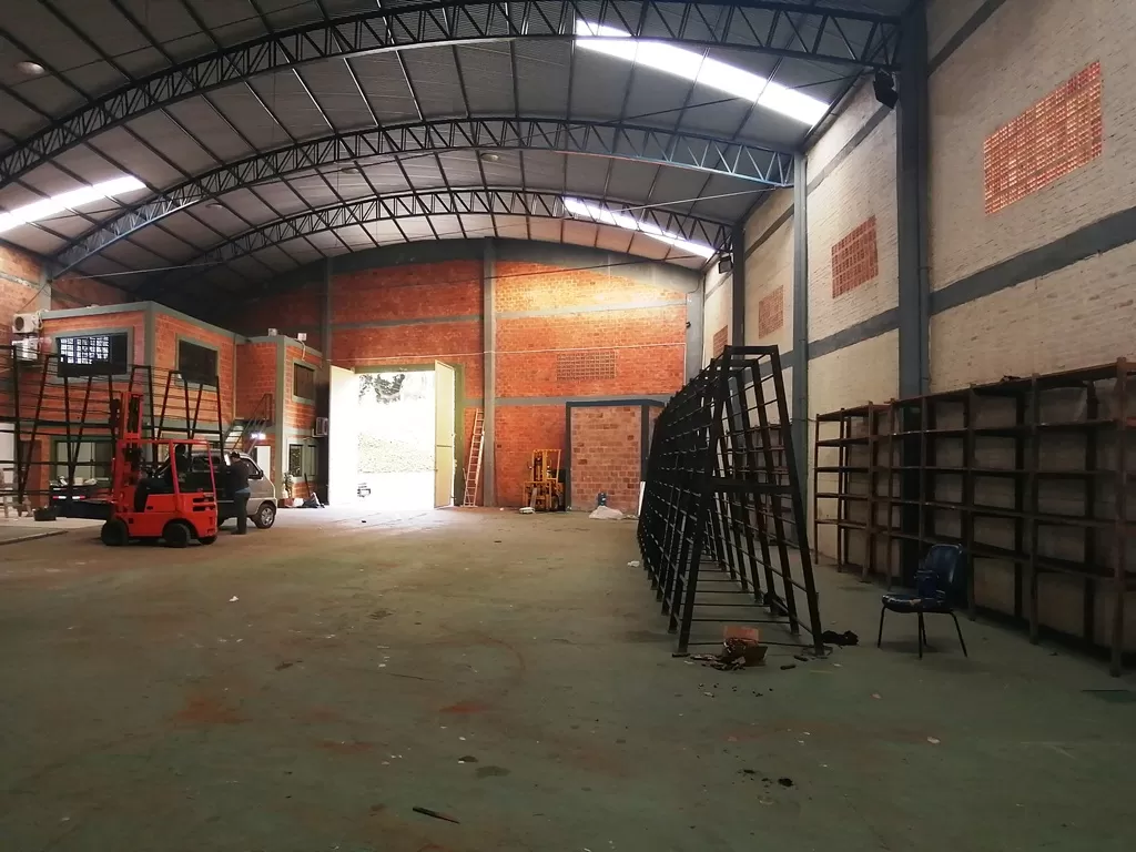 LAMBARÉ (PROX. CACIQUE): MAGNIFICO DEPÓSITO, 912M2 +OFICINAS, 15.750.000 GS. — foto 3