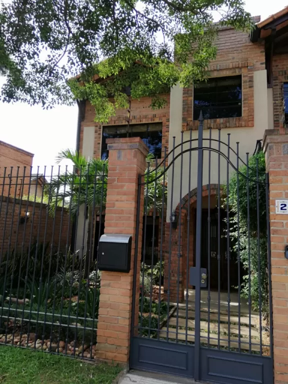 MANORÁ: BELLA RESIDENCIA EN VENTA, 4 SUITES, JARDÍN, PISCINA, 720.000 USD. — foto 2
