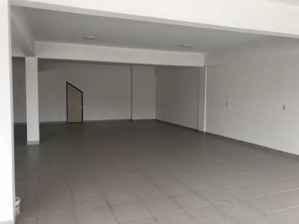 ALQUILO SALÓN COMERCIAL CON AMPLIO ESTACIONAMIENTO EN PARAGUARI CENTRO — foto 2