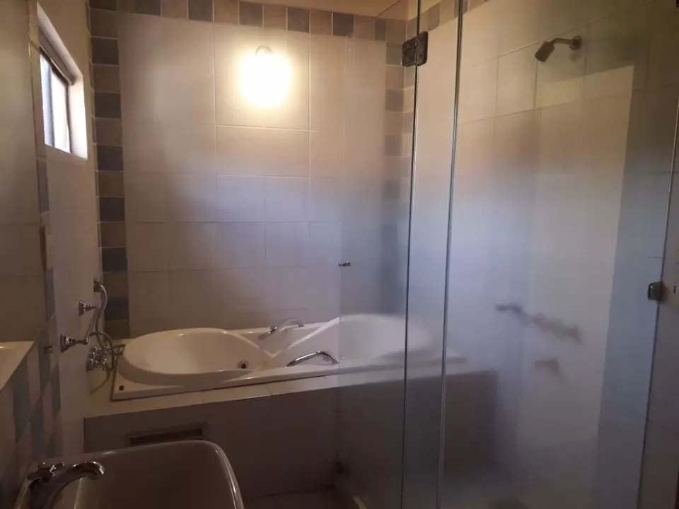 ALQUILO AMPLIO DUPLEX EN BARRIO CERRADO EN ASUNCION VILLAMORRA ZONA SHOPPING MCAL. — foto 2