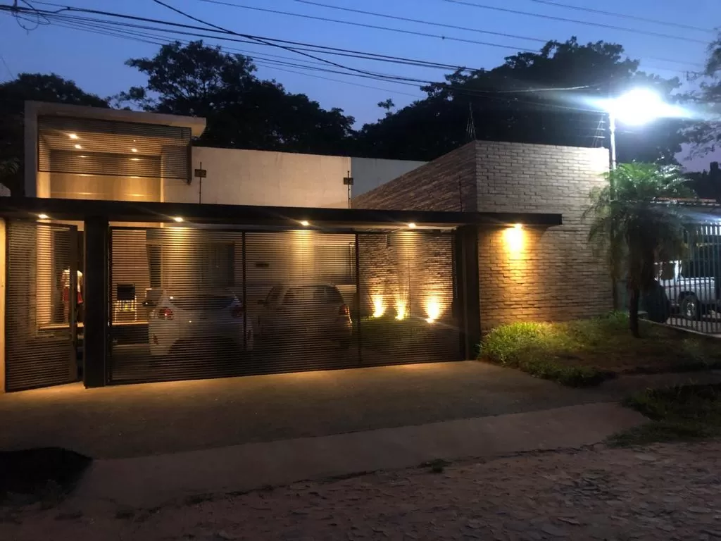 MR ALONSO: LUJOSA RESIDENCIA, 3 DORMITORIOS, AMPLIO JARDÍN, ETC. 850.000.000 GS — foto 2