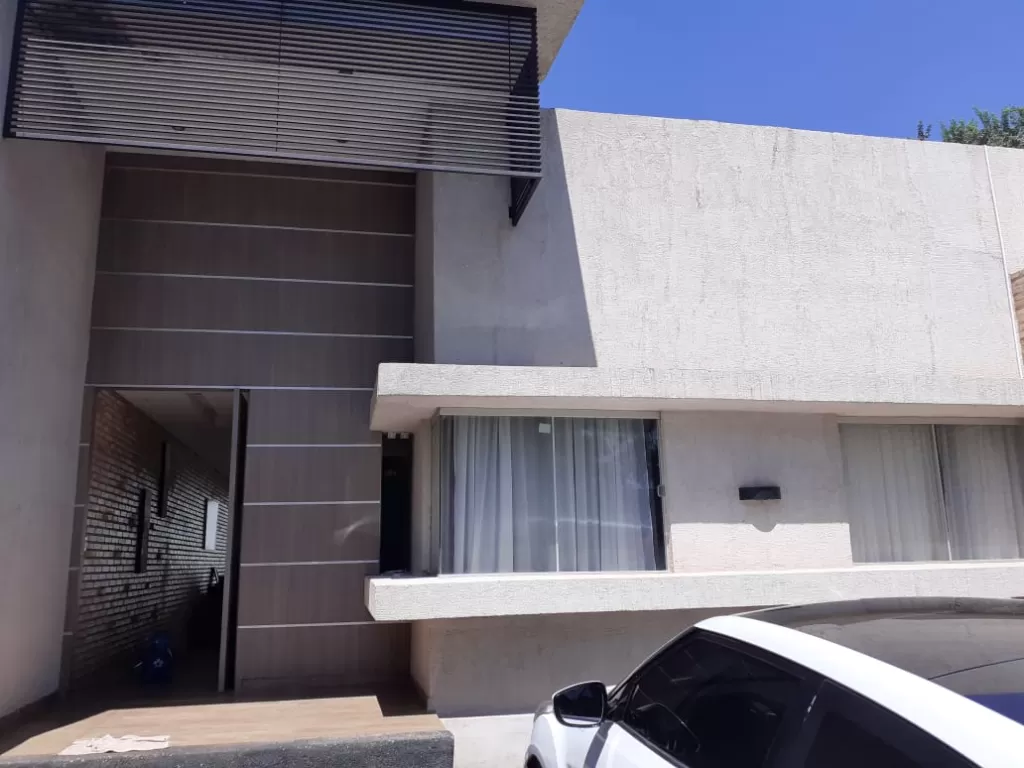 MR ALONSO: LUJOSA RESIDENCIA, 3 DORMITORIOS, AMPLIO JARDÍN, ETC. 850.000.000 GS — foto 3