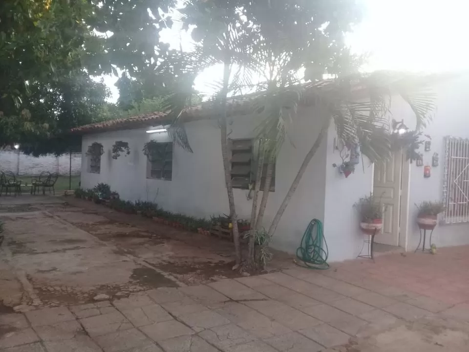 LUQUE: HERMOSO CHALET A RECICLAR, 360M2, HERMOSA UBICACIÓN – 700.000.000 GS. — foto 2