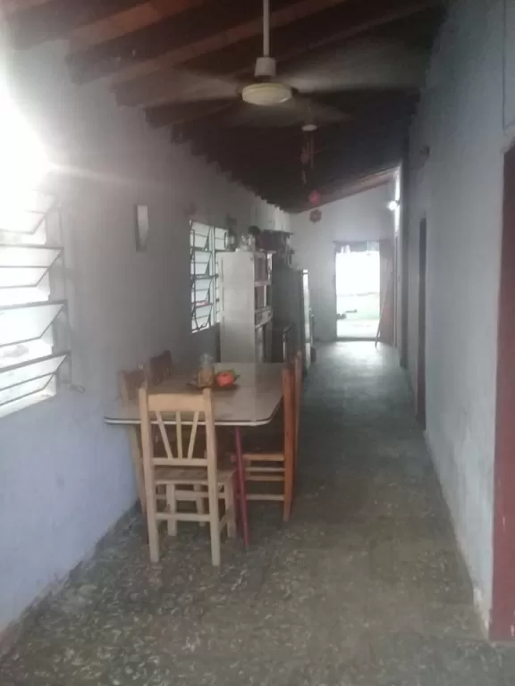 LUQUE: HERMOSO CHALET A RECICLAR, 360M2, HERMOSA UBICACIÓN – 700.000.000 GS. — foto 3