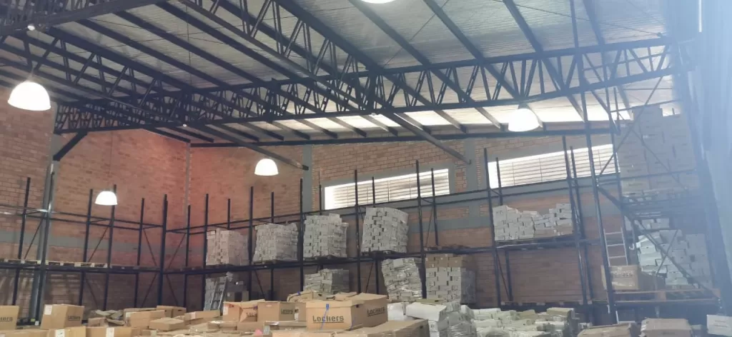 LAMBARÉ: EXCELENTE UBICACIÓN, 464 M2, DEPOSITO + OFICINAS – 11.500.000 GS. — foto 3