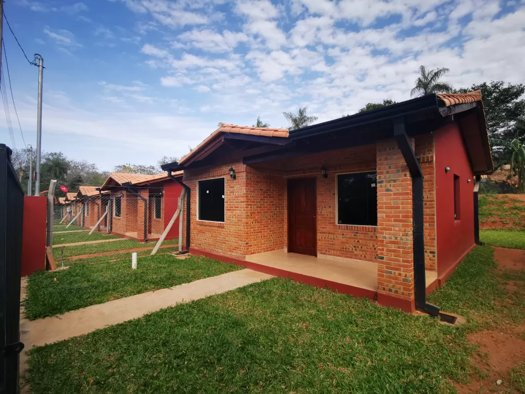 TERRENO A CUOTAS CON CASAS EN LUQUE — foto 3