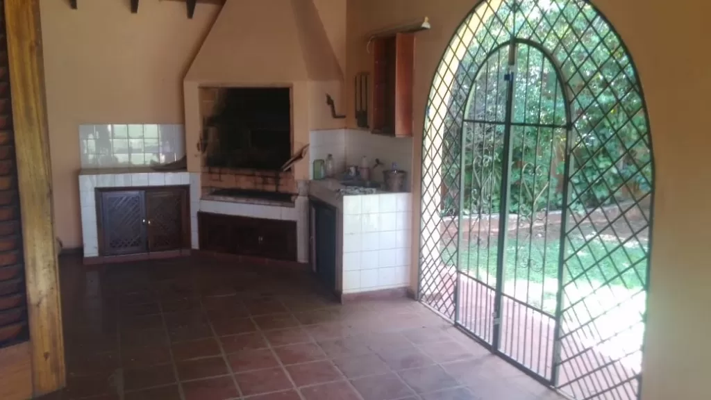 alquilo casa con excelente ubicacion, alto pinar luque!!! — foto 2