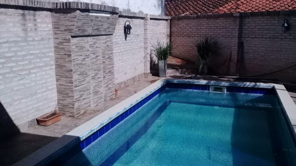 VENDO PROPIEDAD CON VIVIENDA Y 1 SALON COMERCIAL EN FDO. ZONA NORTE, SOBRE ASFALTO. Y5418. — foto 2