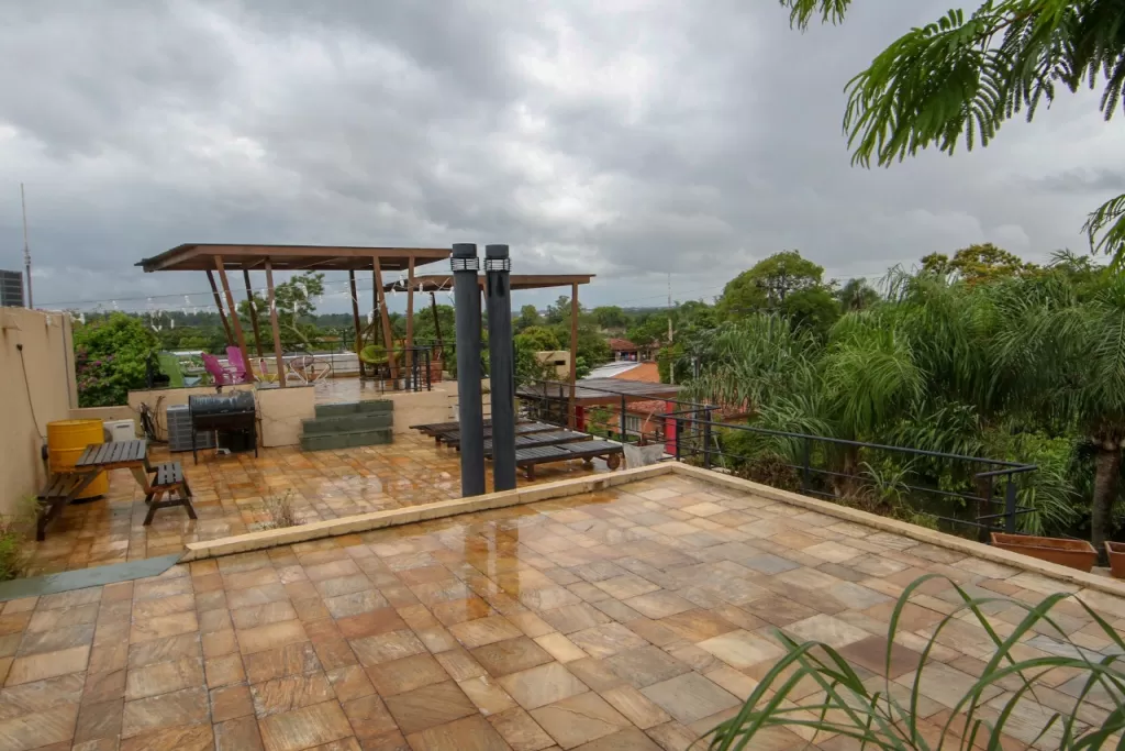 MBURUCUYÁ: ELEGANTE RESIDENCIA MINIMALISTA, 5 DORMITORIOS, JARDÍN, PISCINA, 750.000 USD. — foto 2