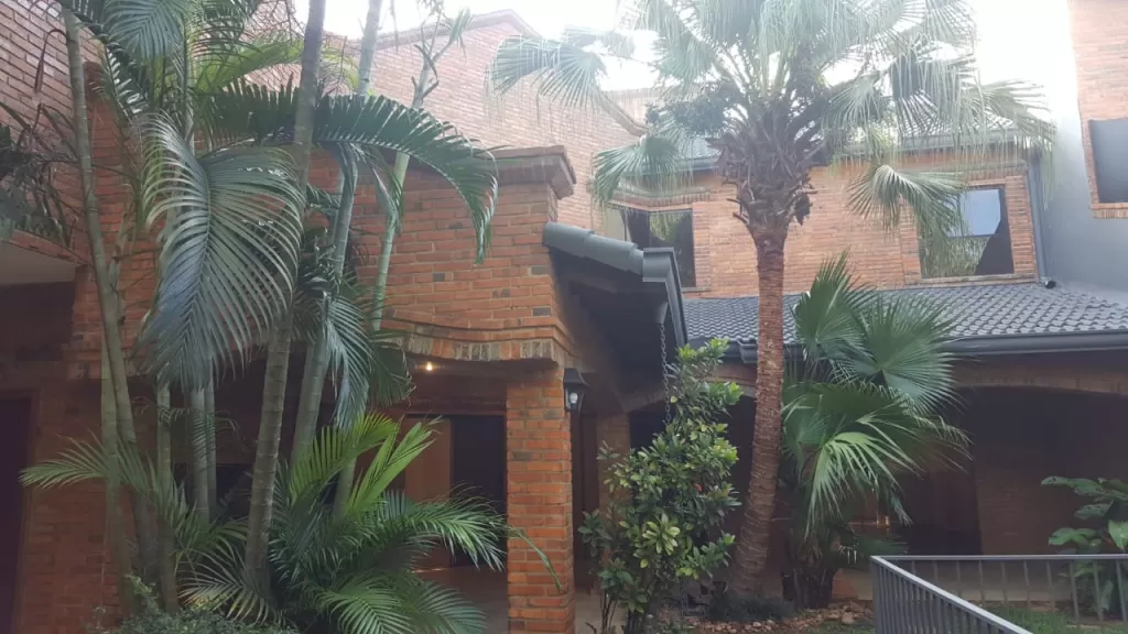 LOS LAURELES: ELEGANTE RESIDENCIA EN ALQUILER, 3 DORMITORIOS, JARDÍN, PISCINA, 3.500 USD — foto 2