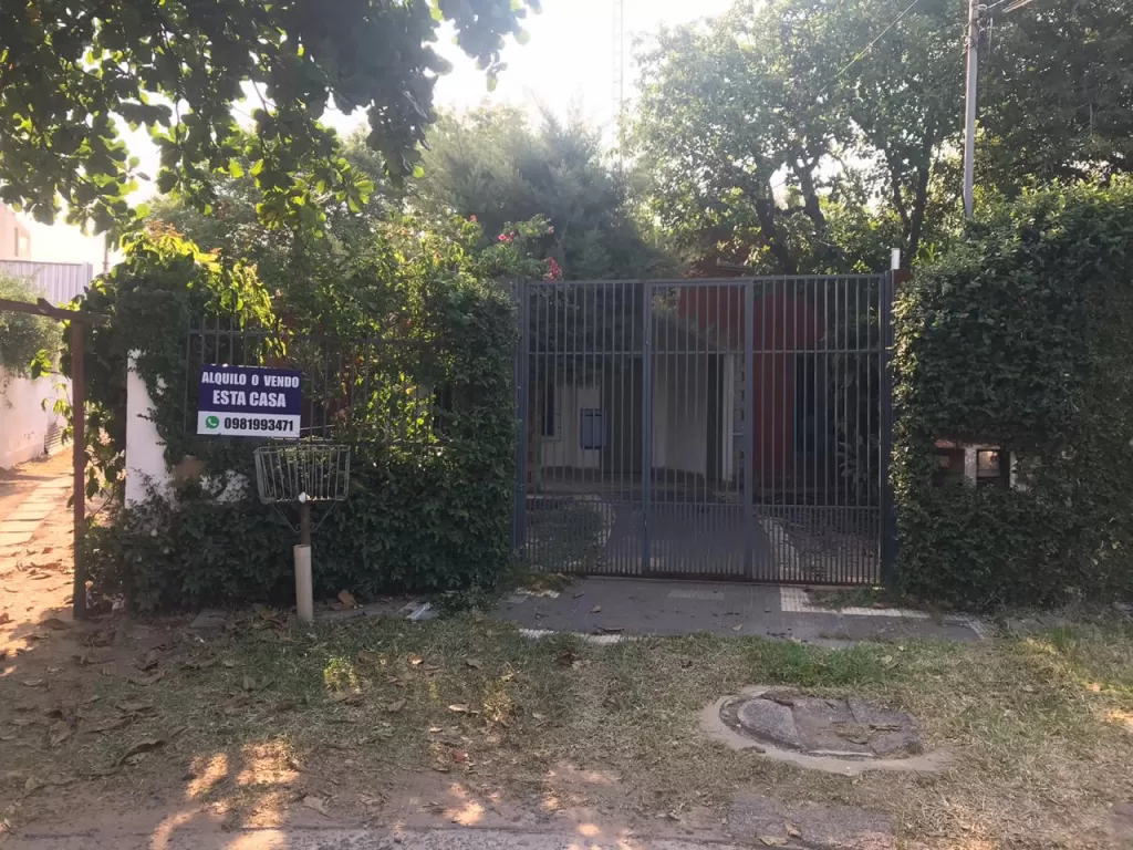 VENDO AMPLIA CASA CON SALIDA SOBRE MADAME LYNCH Y DENTRO DEL GRUPO HABITACIONAL AEROPUERTO — foto 2
