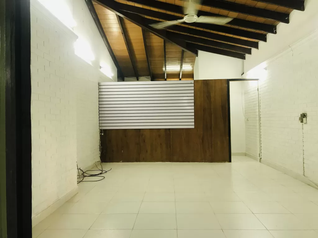 Salón comercial, sobre Augusto Roa Bastos, Lambaré. — foto 2