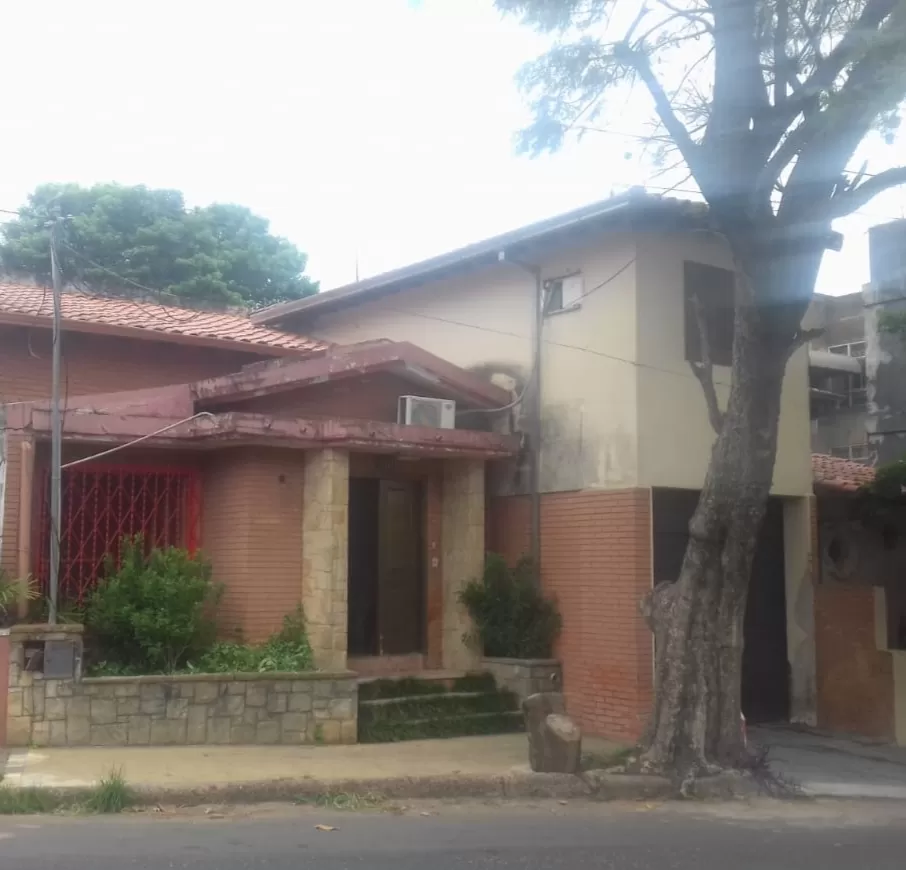 Casa Barrio Las Mercedes, Ubicada sobre Padre Cardozo. 2 pisos, 5 habitaciones, garaje. — foto 2