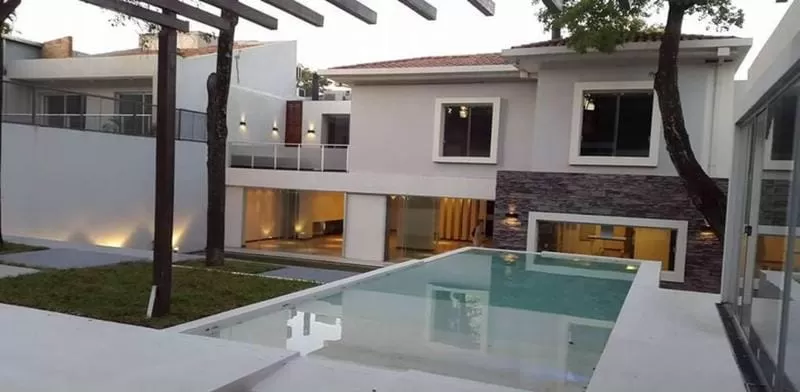 SEMINARIO ( PROX CLUB CENTENARIO): LUJOSA RESIDENCIA, 6 DORMITORIOS, JARDÍN, PISCINA. — foto 2