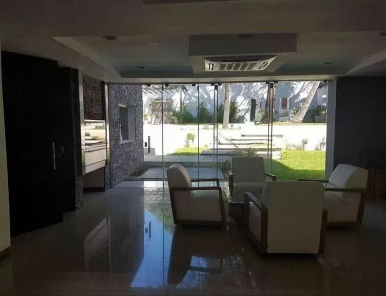 SEMINARIO ( PROX CLUB CENTENARIO): LUJOSA RESIDENCIA, 6 DORMITORIOS, JARDÍN, PISCINA. — foto 3