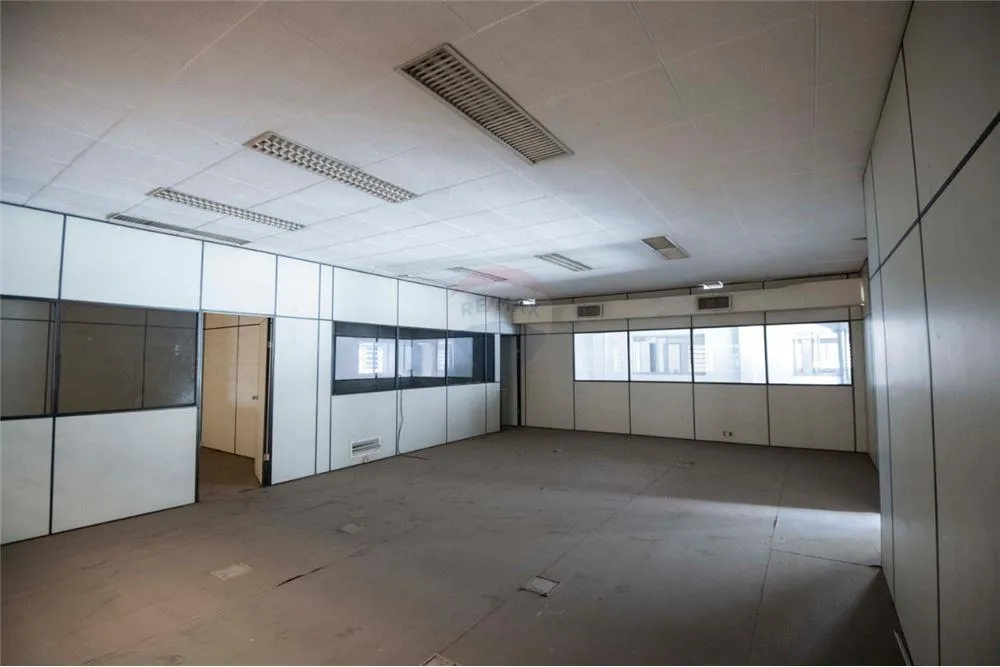 VENDO EDIFICIO DE DEPOSITOS Y OFICINAS — foto 3