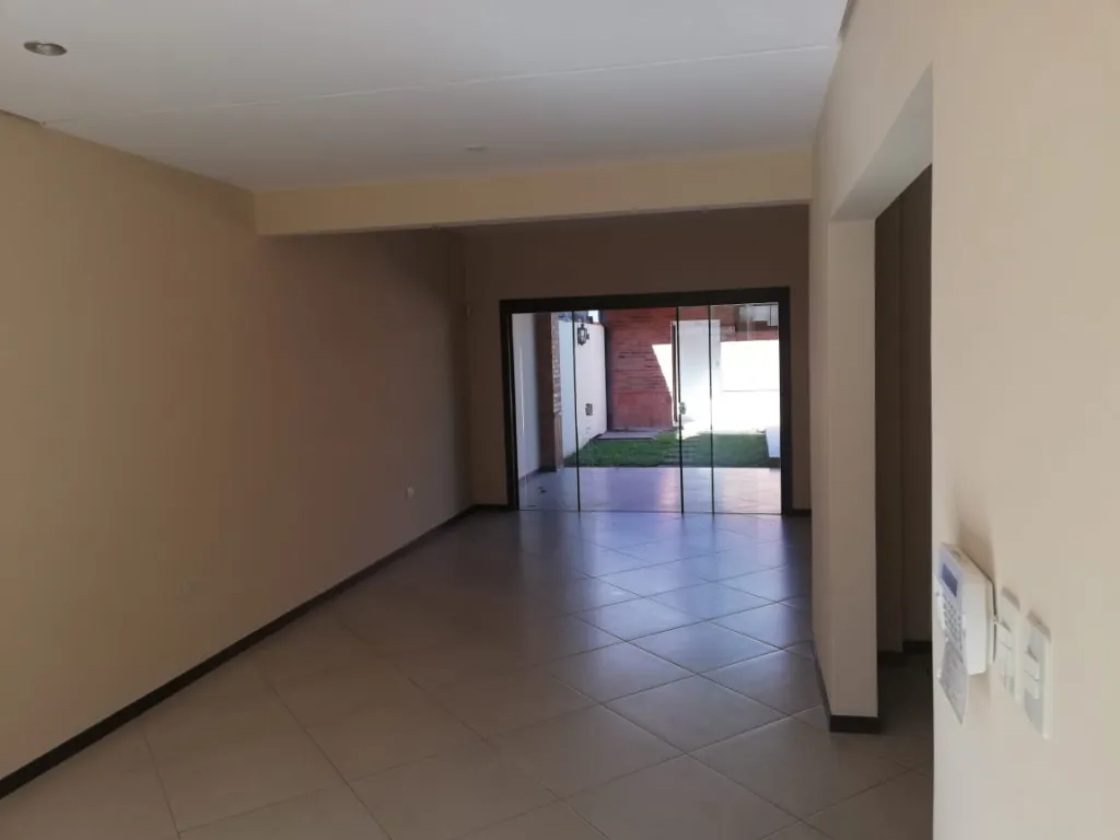 SEMINARIO - CENTENARIO: ELEGANTE DÚPLEX, 3 DORMITORIOS, JARDÍN, PISCINA - 1.300 USD. — foto 2