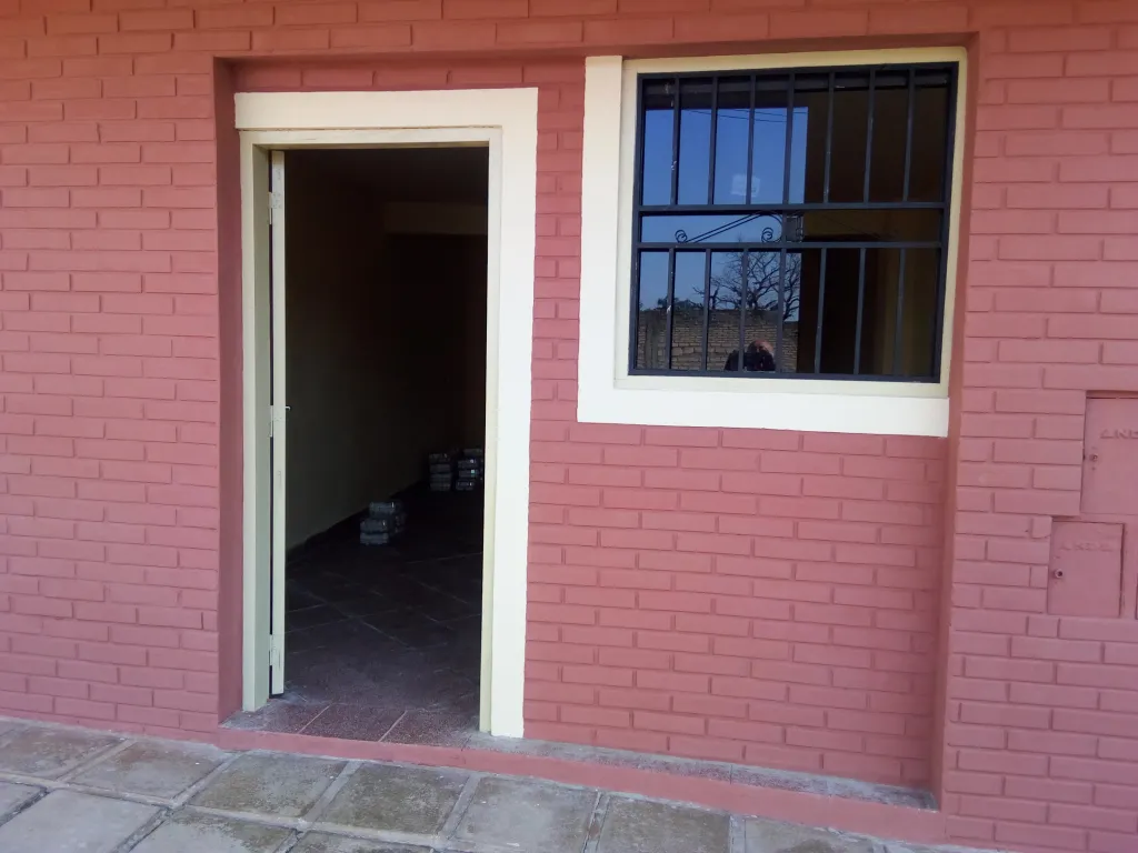 Vendo!! Casa de 2 pisos en Mariano Roque Alonso excelente ubicación especialpara inversión — foto 2