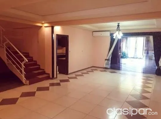 GOETHE, YCUA SATI: CONFORTABLE DÚPLEX, 4 DORMITORIOS, JARDÍN, BELLO!! 7.500.000 GS. — foto 2