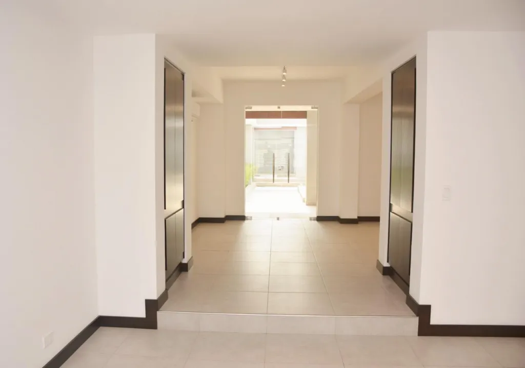 PROX. COL. AMERICANO – CARMELITAS: ELEGANTE RESIDENCIA, 6 SUITES, JARDÍN, PISCINA. — foto 2