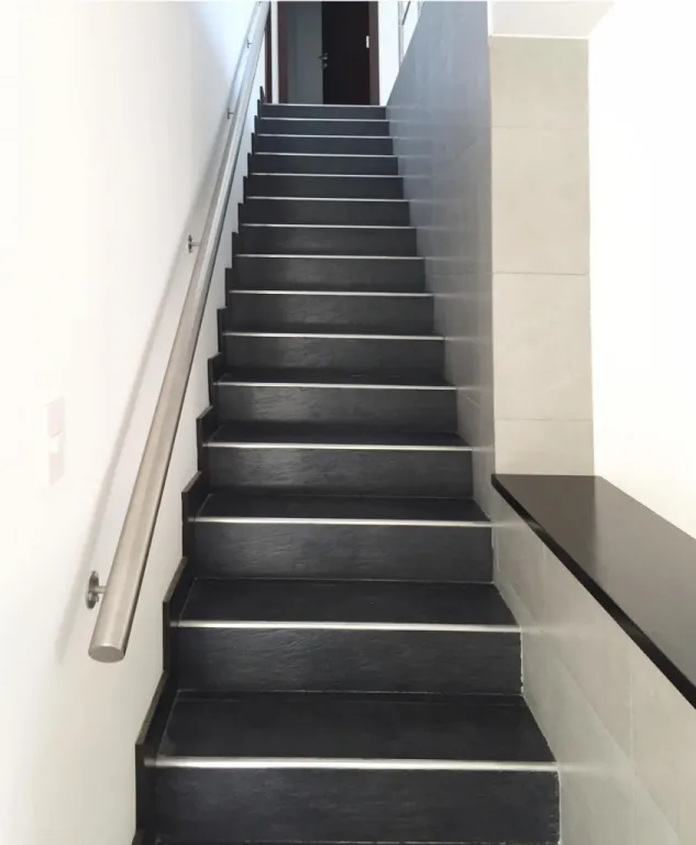 PROX. COL. AMERICANO – CARMELITAS: ELEGANTE RESIDENCIA, 6 SUITES, JARDÍN, PISCINA. — foto 3