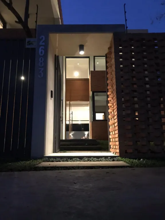 YCUA SATI – GOETHE: LUJOSA RESIDENCIA MINIMALISTA, 3 SUITES, JARDÍN, PISCINA - 2.500 USD. — foto 2