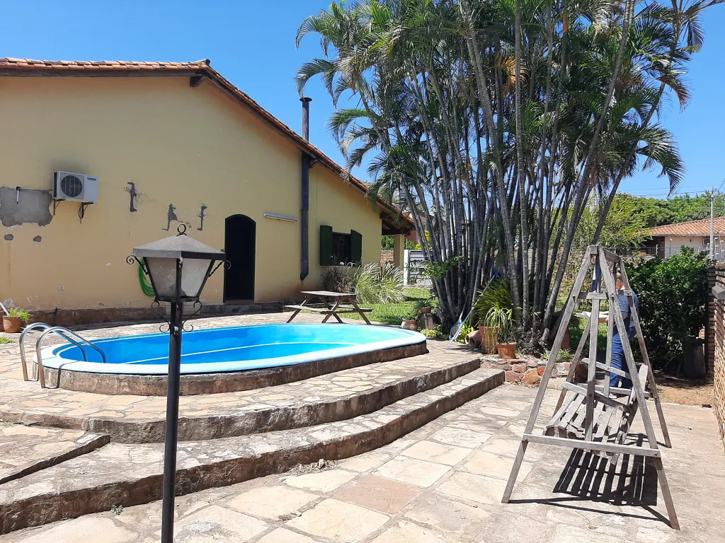 PROX. AV. PERON, AMPLIO Y HERMOSO CHALET COLONIAL, ZONA RESIDENCIAL, GRAN TERRENO!!!!!! — foto 2