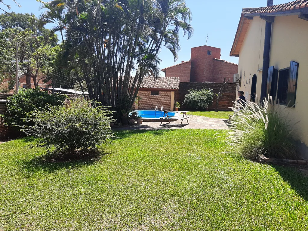 PROX. AV. PERON, AMPLIO Y HERMOSO CHALET COLONIAL, ZONA RESIDENCIAL, GRAN TERRENO!!!!!! — foto 3