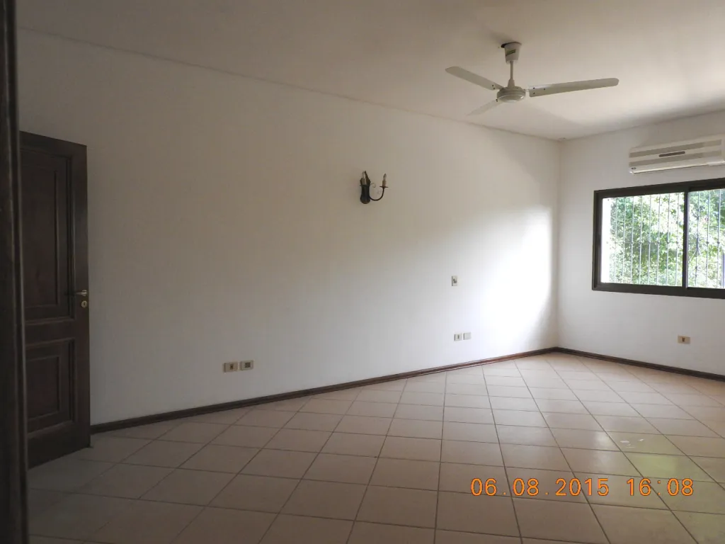 MBURUCUYA: ELEGANTE RESIDENCIA – 5 DORMITORIOS- 1 EN PB, JARDÍN, PISCINA – 11.000.000 GS. — foto 3