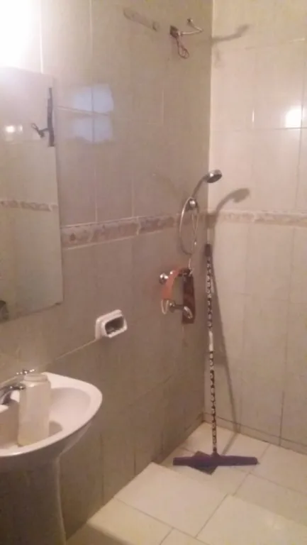 VENDO CASA CON SALON COMERCIAL EN LUQUE, ZONA RAKIURA. J4142 — foto 2