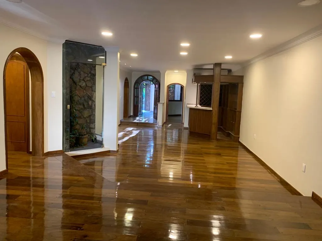 VILLA MORRA: 900M2, TIPO DIPLOMÁTICO, 3 SUITES, JARDÍN, PISCINA, ELEGANTE RESIDENCIA. — foto 3