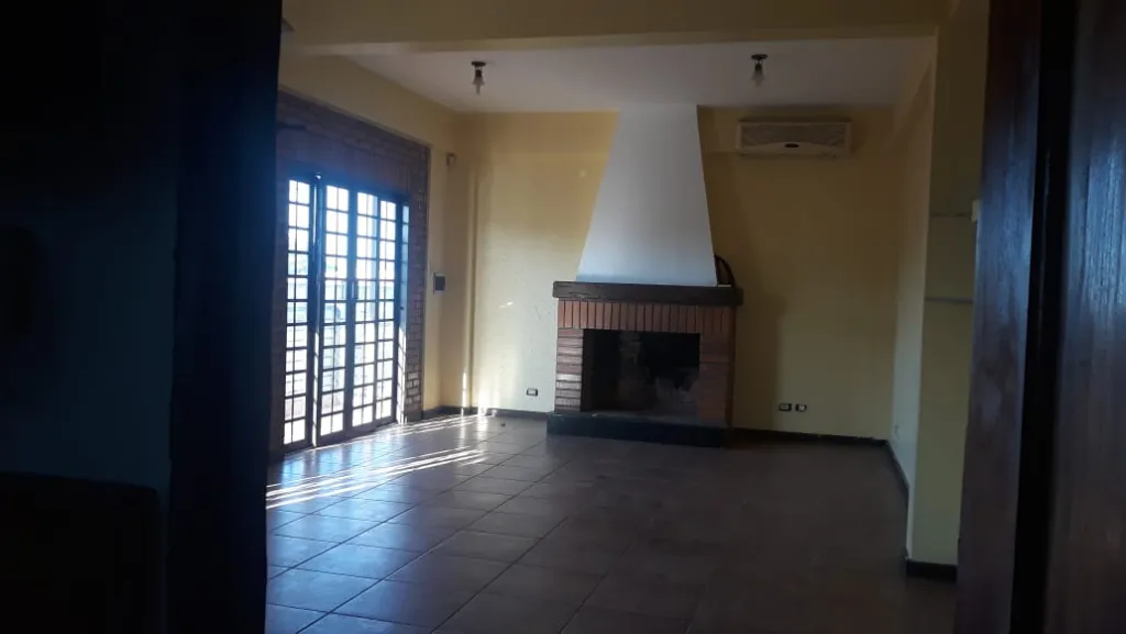 AMPLIA Y HERMOSA CASA EN CIUDAD DEL ESTE CON SALONES COMERCIALES — foto 2