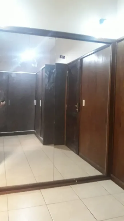 AMPLIA Y HERMOSA CASA EN CIUDAD DEL ESTE CON SALONES COMERCIALES — foto 3