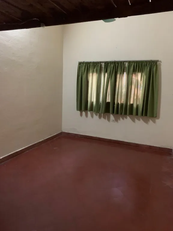 Vendo Casa en pleno Ycua Sati, zona inmejorable — foto 2