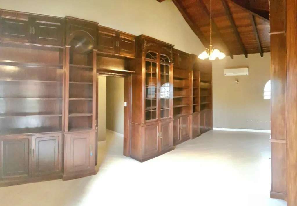 Vendo Amplia Residencia Estilo Colonial en Barrio Mburukuya — foto 2