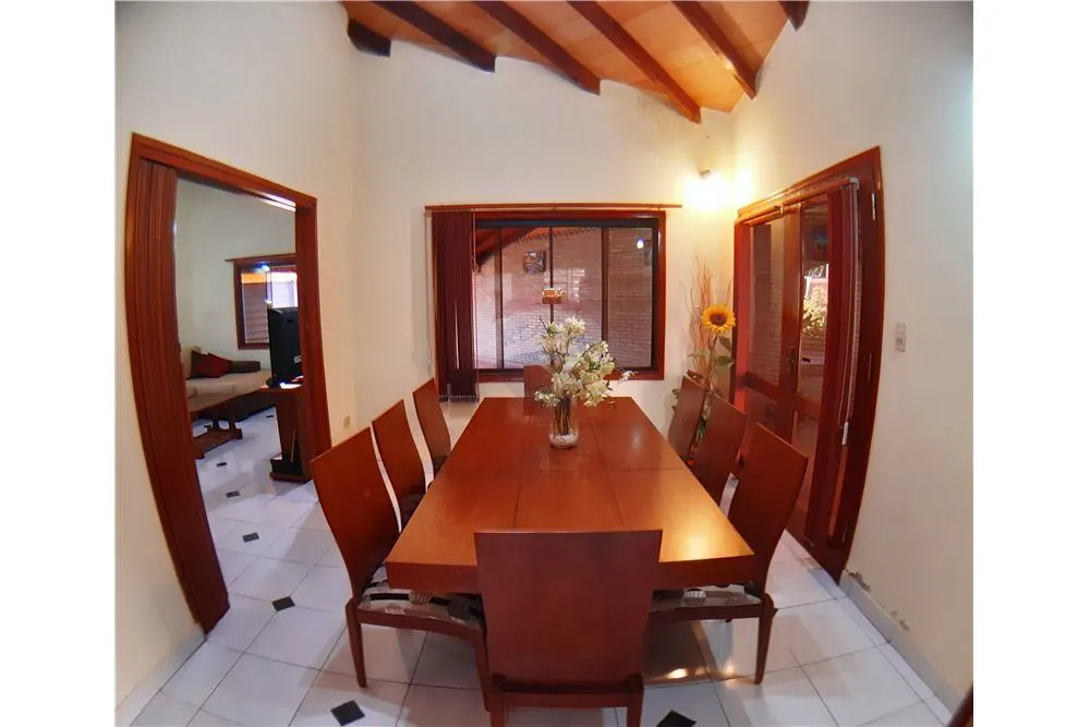 En Venta Hermosa casa en Villa Adela Luque a 5 cuadras de la Avda. Gral. Aquino — foto 2