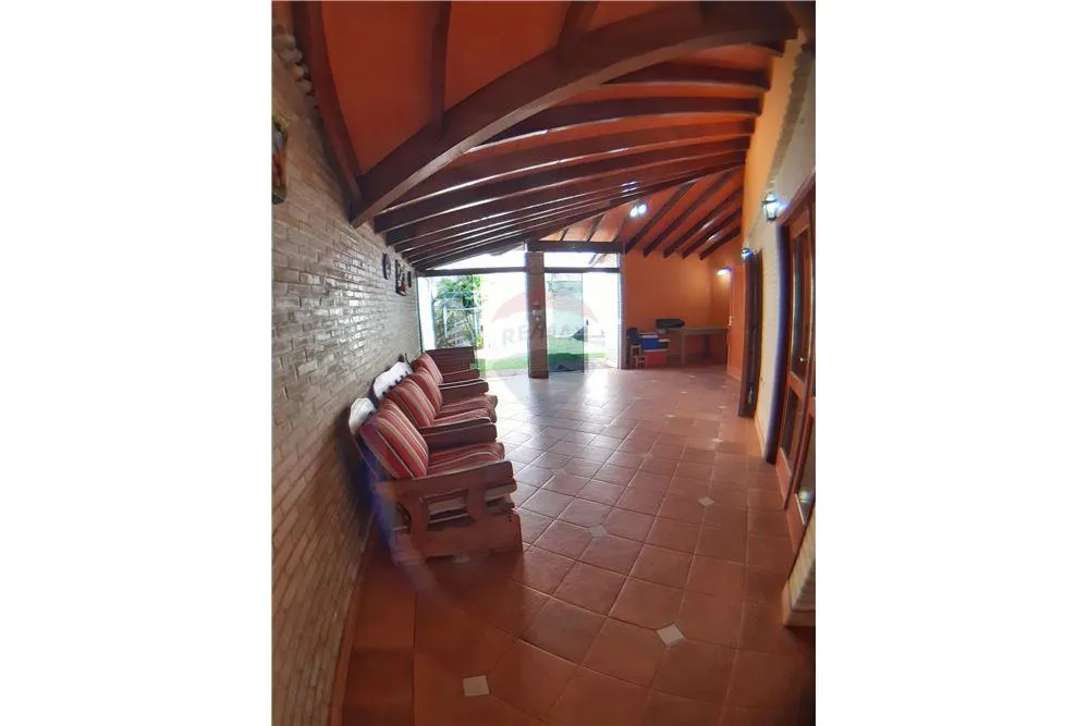 En Venta Hermosa casa en Villa Adela Luque a 5 cuadras de la Avda. Gral. Aquino — foto 3