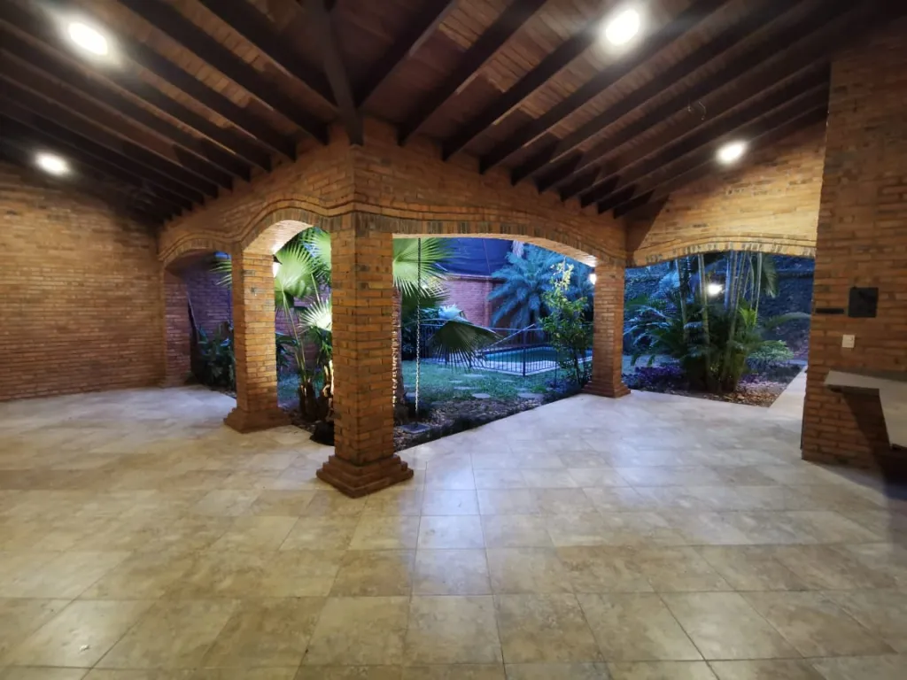 Alquilo Casa en esquina en Los Laureles - Asunción — foto 2