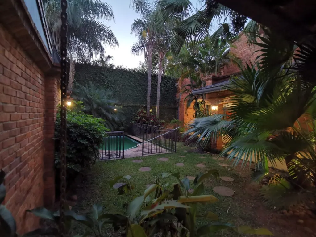 Alquilo Casa en esquina en Los Laureles - Asunción — foto 3