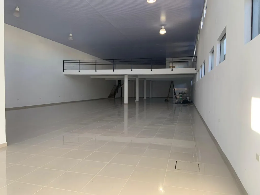 ALQUILO SHOWROOM 650M2 AVENIDA IRRAZABAL CASI RUTA 14 - ENCARNACION A ESTRENAR — foto 3