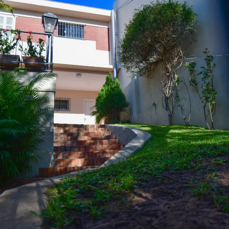 OFERTO RESIDENCIA EN ASUNCION (ZONA MINISTERIO DE DEFENSA) IDEAL PARA OFICINA O VIVIENDA — foto 2