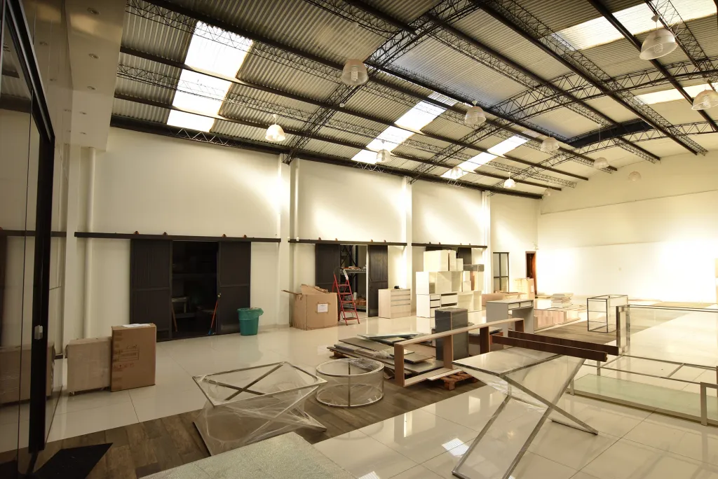 IMPORTANTE LOCAL PARA SHOWROOM OFICINAS CON TINGLADO Y DEPÓSITOS — foto 2
