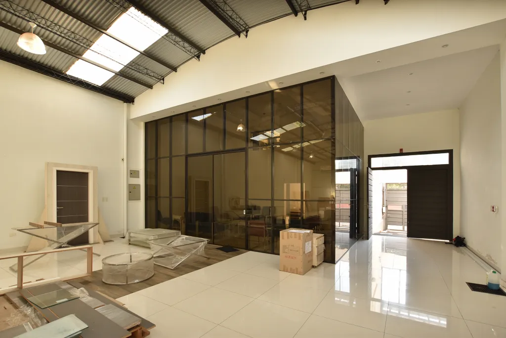 IMPORTANTE LOCAL PARA SHOWROOM OFICINAS CON TINGLADO Y DEPÓSITOS — foto 3