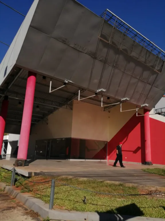 AVDA. SAN MARTÍN, VILLA MORRA: ELEGANTE SHOWROOM, 300 M2, SALÓN + DEPOSITO + OFICINA. — foto 2