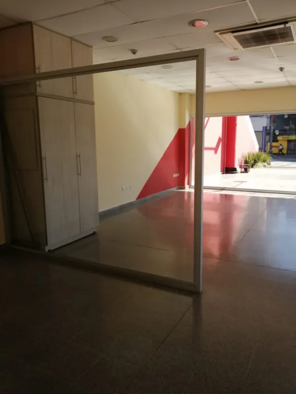 AVDA. SAN MARTÍN, VILLA MORRA: ELEGANTE SHOWROOM, 300 M2, SALÓN + DEPOSITO + OFICINA. — foto 3