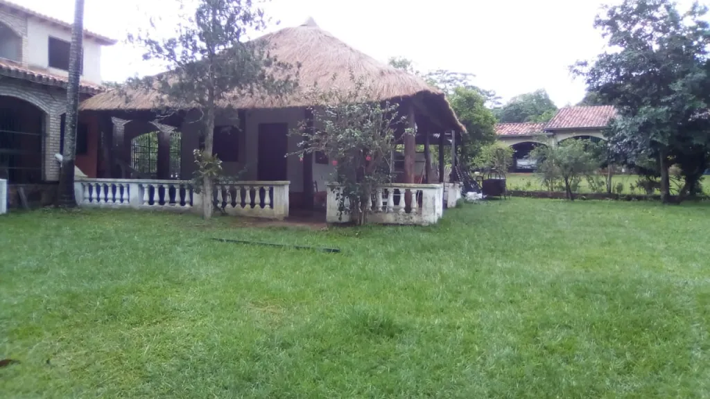 UNICA CASA QUINTA CON ARROYO EN ITACURUBI!!! — foto 3
