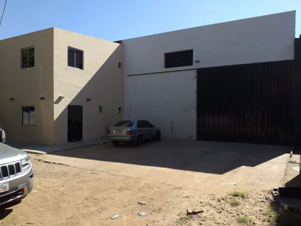 LAMBARÉ (BRUNO GUGGIARI – FDO DE LA MORA): 800M2 + OFICINAS + FACIL ACCESO – 9.000.000 GS — foto 2
